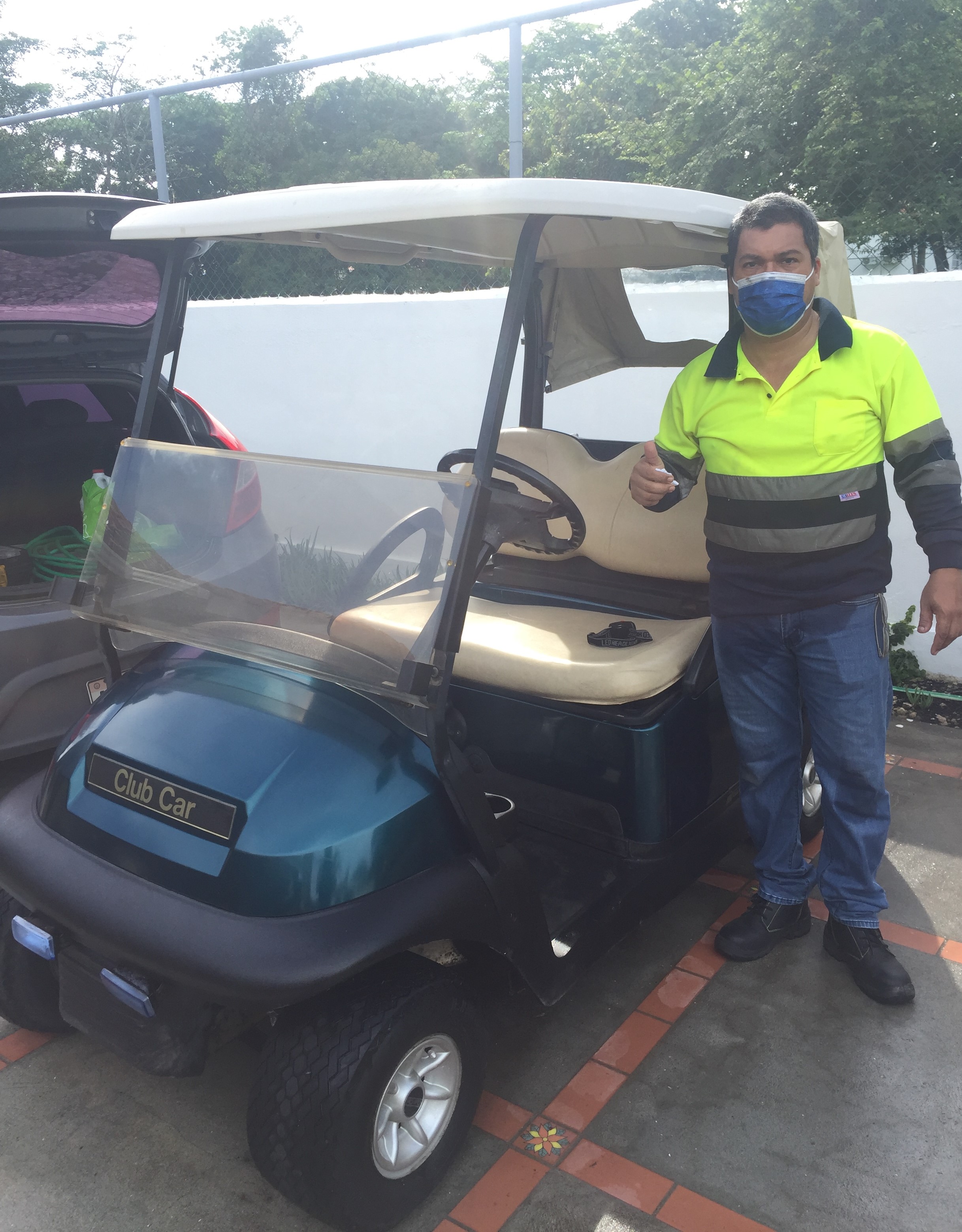 Personal brindando mantenimiento 
                a vehiculo de golf panamá